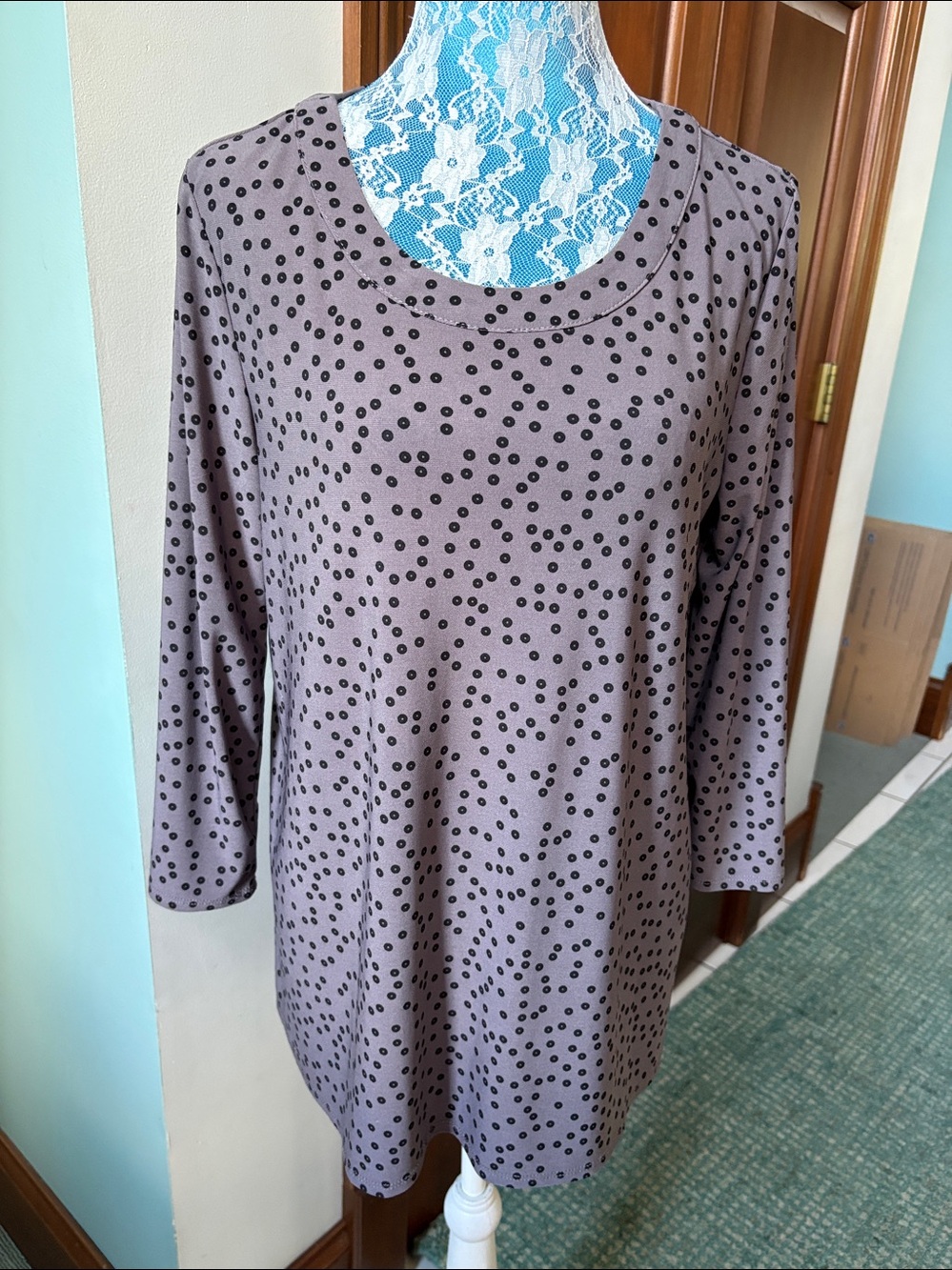Anne Klein top tunic Light Gray/black Polka Dot scoop neck 3/4 sleeve Shirt NWOT